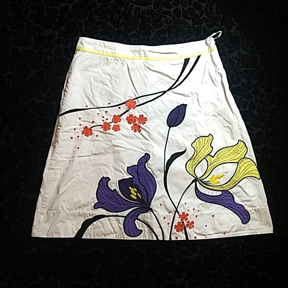 Lithe Floral Embroidery white skirt beautiful